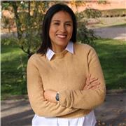 Profesora de administración Turistica, dirigida a personas que buscan conocer mejor el sector y que quieren ser parte de el.